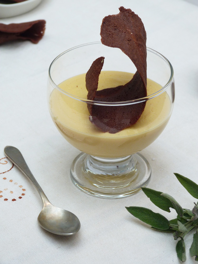 natilles de sàlvia amb neules de xocolata