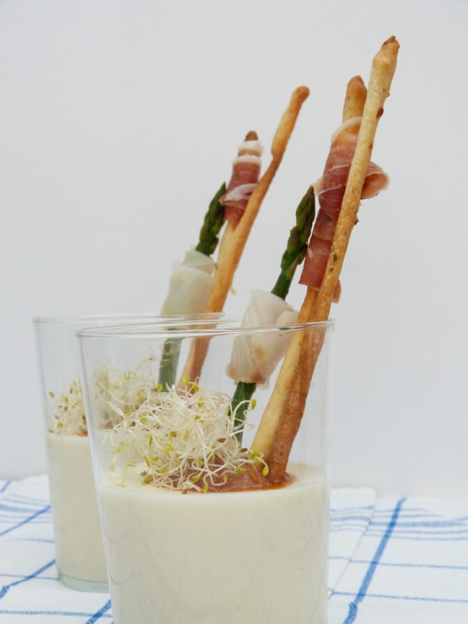 cremós de formatge búlgar amb bastonets de romaní
