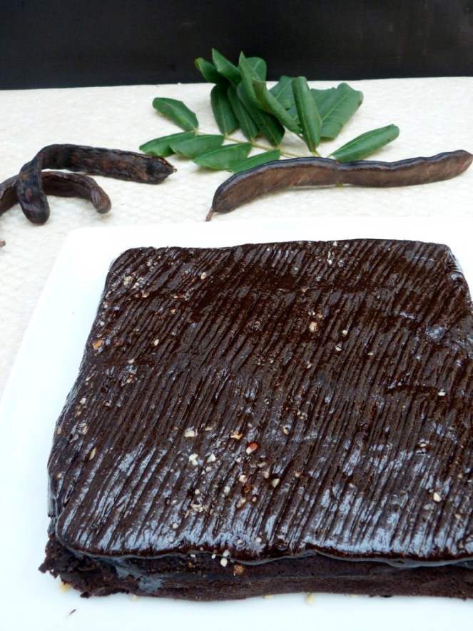 brownie de garrova amb crema d'avellanes i garrova