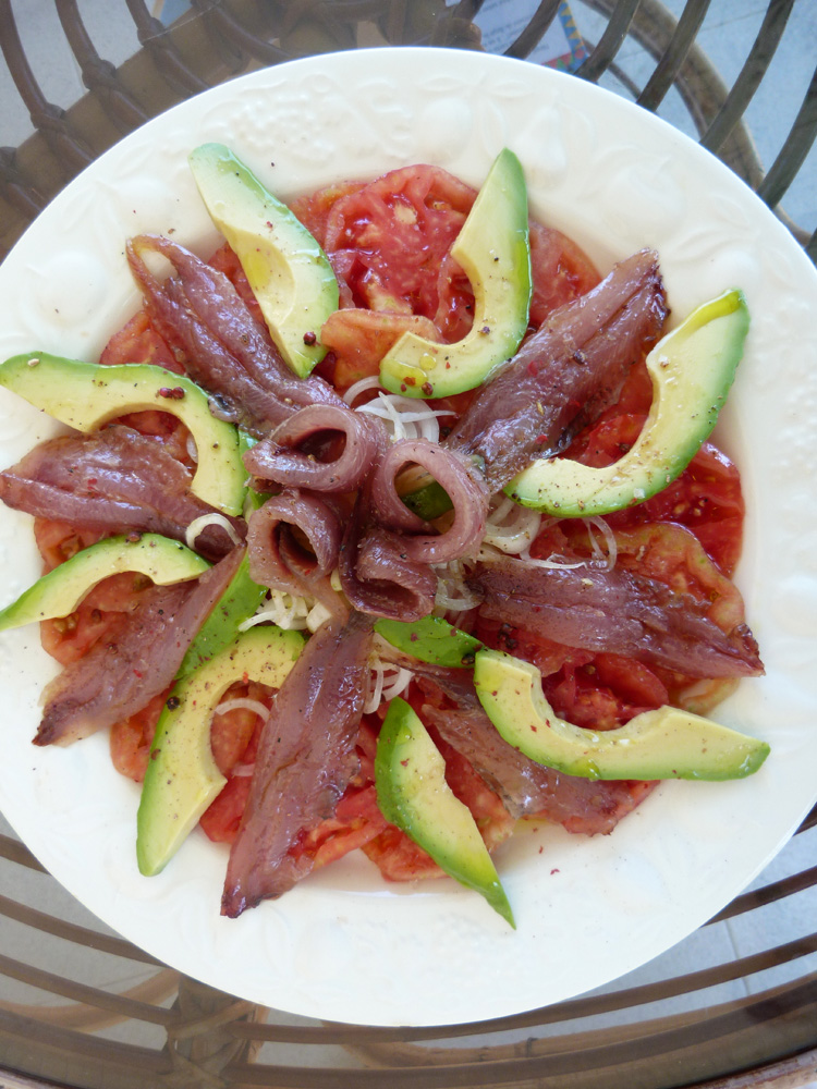 Ensalada de sardines amb tomàtigues cor de bou