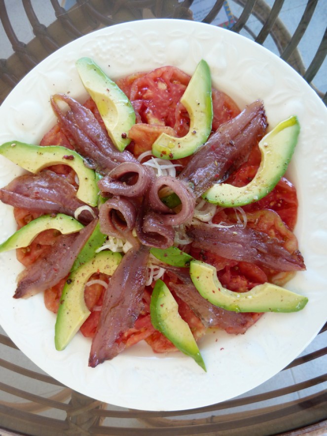 Ensalada de sardines amb tomàtigues cor de bou
