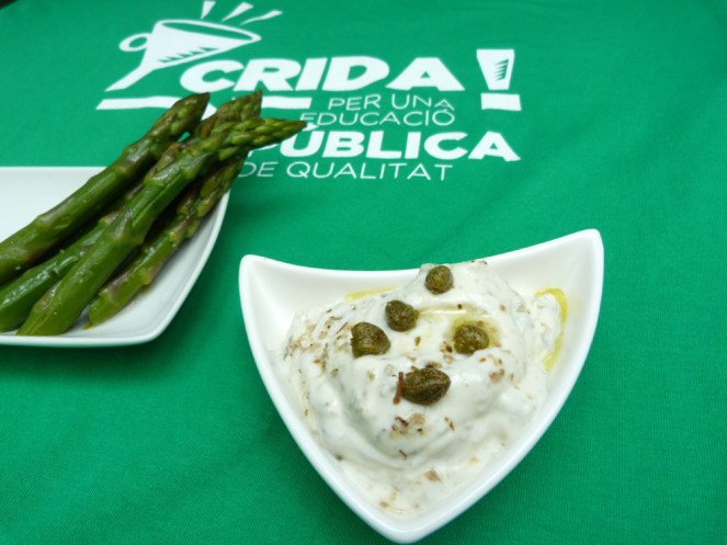 Espàrrecs amb crema de tàperes