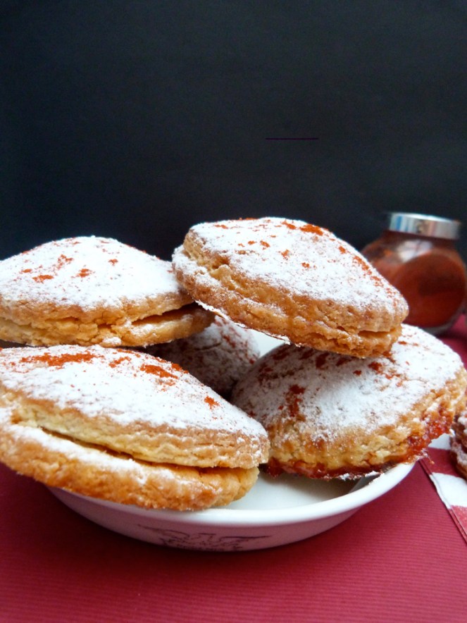 pastissets antics amb confitura de pebres i sobrassada