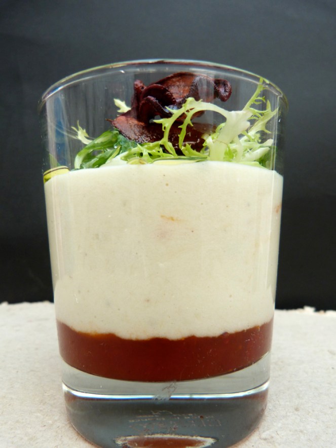 brandada de bacallà amb xips de remolatxa