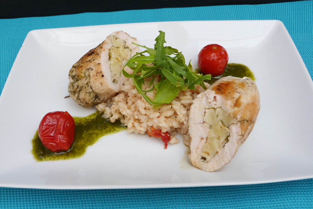 Pollastre farcit de brie i rissotto de tomàtigues seques