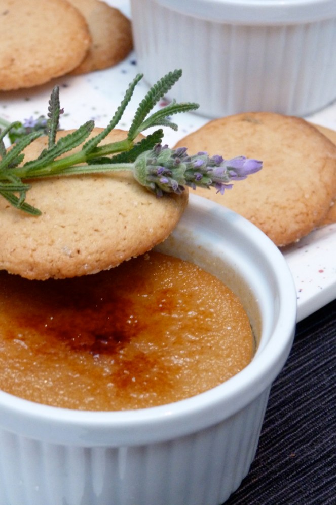 Creme brulee de pomes i galletes d'espígol