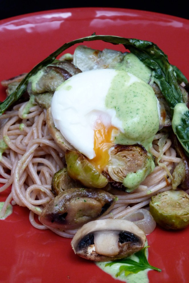 Espaguetis amb verdures i ou mollet