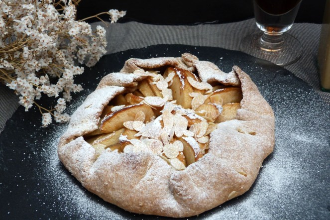 Galette de poma i licor de cassís