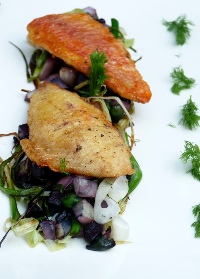 molls amb saltejat de fonoll, pèsols tendres i pastanagues morades