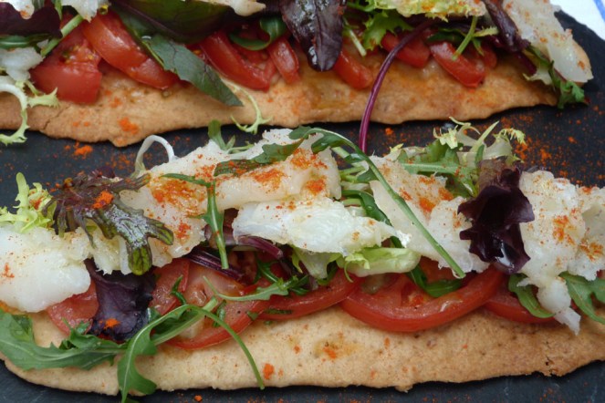 Coca sense tou amb esqueixada de bacallà